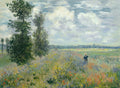 Quadro decorativo 'Campo de Papoulas perto de Argenteuil' de Claude Monet, mostrando um vasto campo florido com papoulas vermelhas, árvores altas no lado esquerdo e um céu com nuvens brancas e azuis. Uma figura solitária caminha pelo campo.