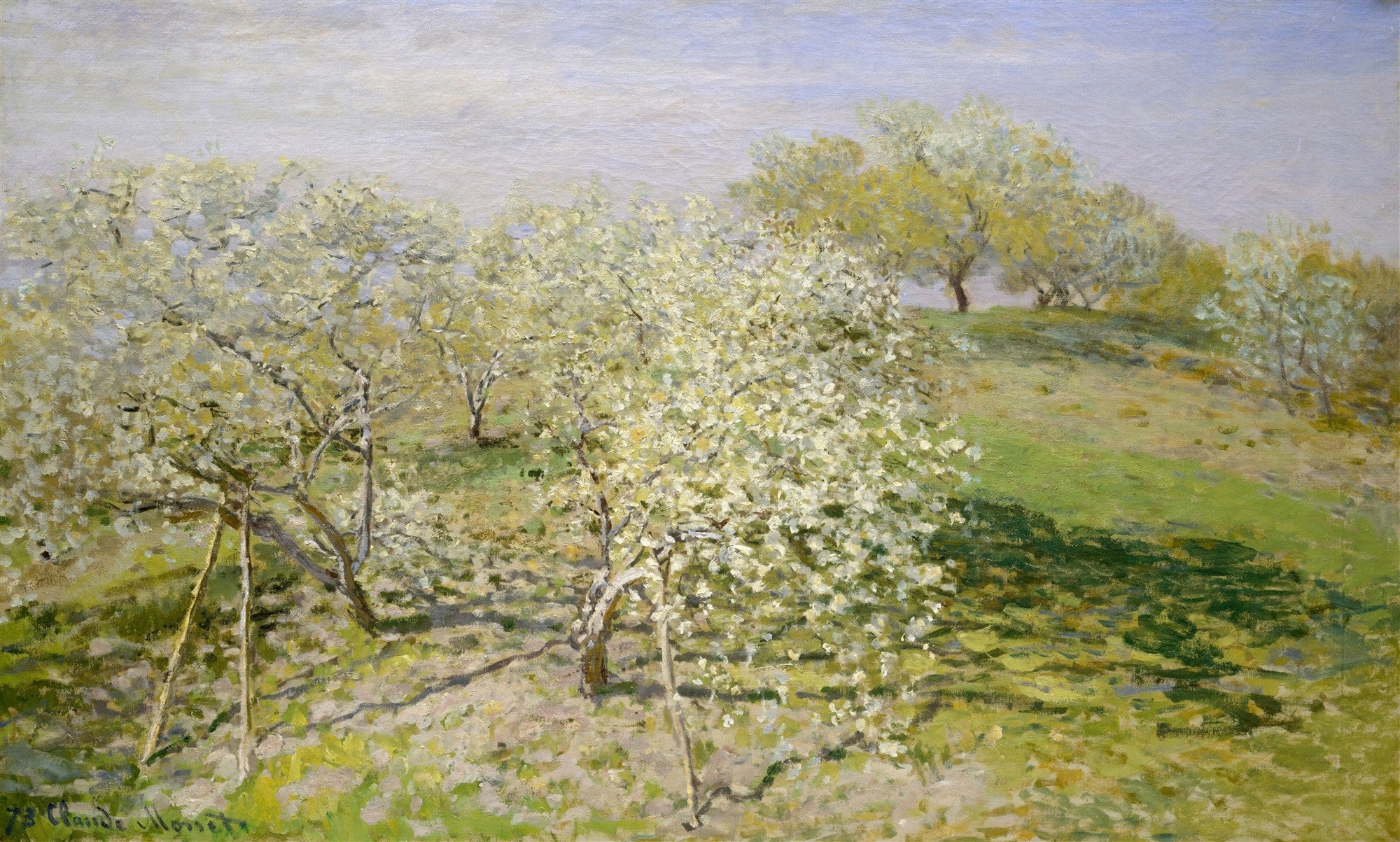 Quadro decorativo com pintura de Claude Monet, exibindo um pomar em flor com árvores de copas brancas e verdes em um campo gramado sob um céu claro.