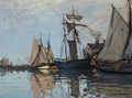 Quadro decorativo com pintura de Claude Monet, retratando um porto com diversos barcos à vela e a vapor atracados, refletindo na água calma sob um céu nublado. A luz do dia incide sobre as embarcações e a superfície da água, criando reflexos vibrantes e uma atmosfera serena de porto.