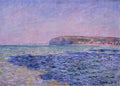 Quadro decorativo mostrando a obra 'Praia em Pourville, Sol Poente' de Claude Monet, com um mar agitado em tons de azul e verde, uma praia e um penhasco ao fundo sob um céu lilás e azul claro.