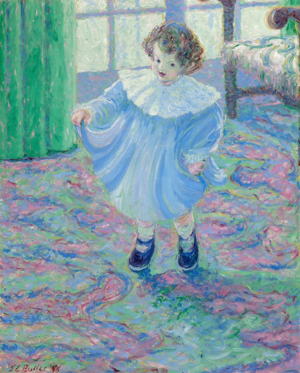 Quadro decorativo mostrando uma criança de cabelos cacheados e vestido azul com babados brancos, brincando em um tapete colorido com tons de verde, rosa e azul, em um ambiente interno com luz natural vinda de uma janela.