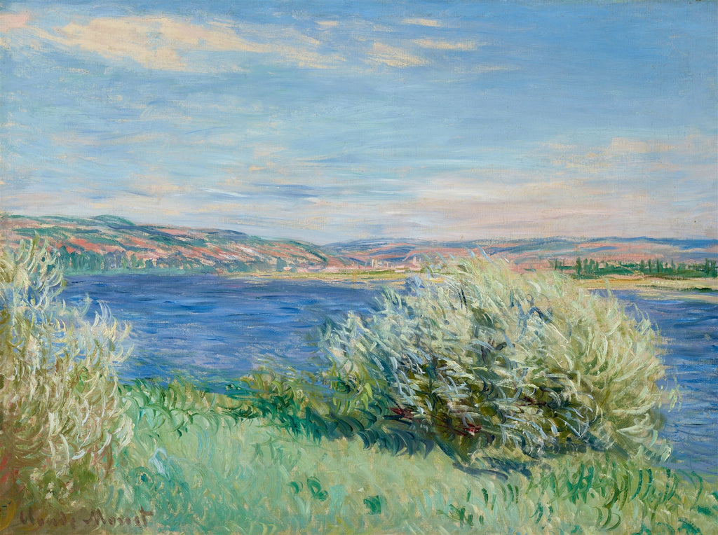 Quadro decorativo de uma paisagem com rio, céu azul claro, colinas ao fundo e vegetação verde na margem. A água do rio é azul escura e reflete a luz. Assinatura de Claude Monet no canto inferior esquerdo.
