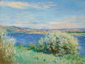 Quadro decorativo de uma paisagem com rio, céu azul claro, colinas ao fundo e vegetação verde na margem. A água do rio é azul escura e reflete a luz. Assinatura de Claude Monet no canto inferior esquerdo.