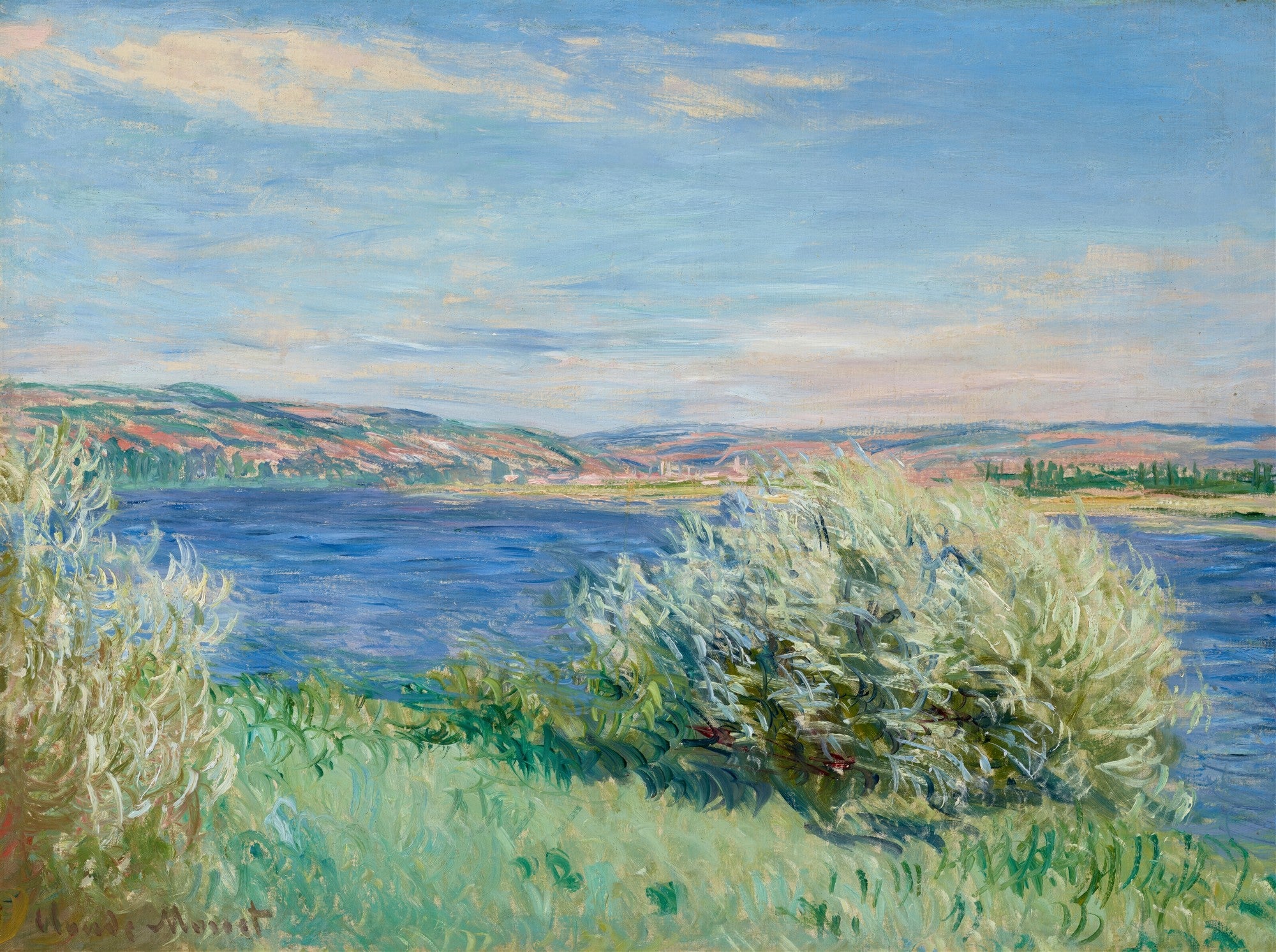 Quadro decorativo de uma paisagem com rio, céu azul claro, colinas ao fundo e vegetação verde na margem. A água do rio é azul escura e reflete a luz. Assinatura de Claude Monet no canto inferior esquerdo.