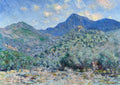Quadro decorativo paisagem montanhosa de Claude Monet, com céu azul claro, montanhas azuis e verdes, e densa vegetação em tons de verde e oliva, com algumas construções pequenas e claras em meio às colinas.