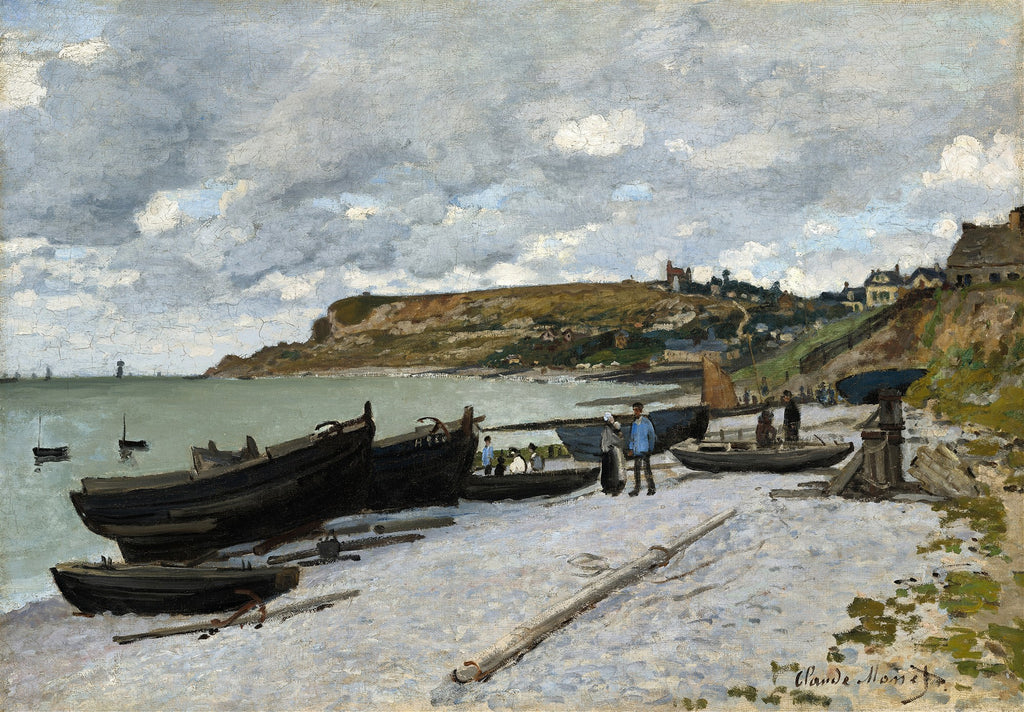 Quadro decorativo com pintura de praia rochosa com barcos de pesca na areia, pessoas e um penhasco ao fundo sob um céu nublado, obra de Claude Monet.
