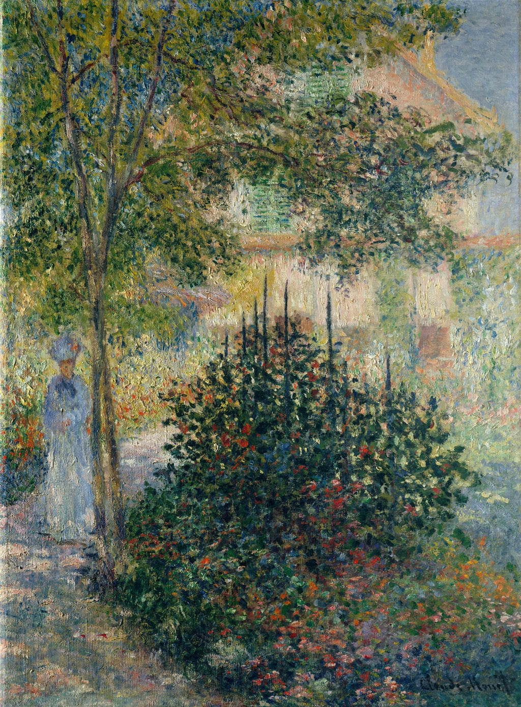 Quadro decorativo com pintura impressionista de um jardim exuberante com folhagens verdes, flores em tons de vermelho e uma figura feminina de chapéu e vestido azul claro caminhando à esquerda, sob a sombra de uma árvore, com uma casa ao fundo e luz do sol filtrando