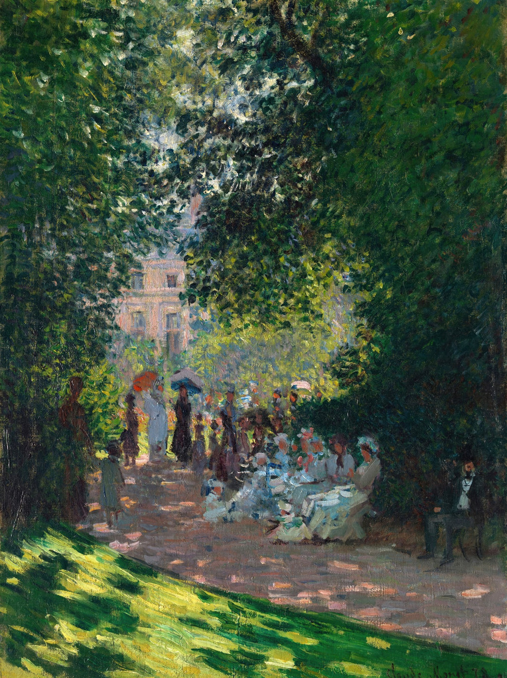 Quadro decorativo mostrando um jardim sombrio com árvores verdes exuberantes, um caminho de terra com pessoas caminhando e sentadas, com um edifício claro ao fundo, sob a luz filtrada do sol, estilo impressionista de Claude Monet.