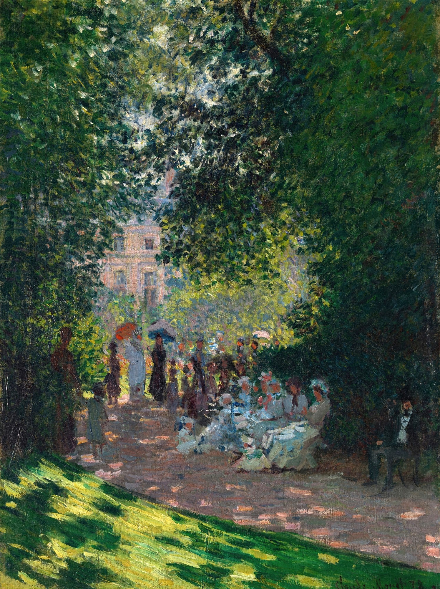 Quadro decorativo mostrando um jardim sombrio com árvores verdes exuberantes, um caminho de terra com pessoas caminhando e sentadas, com um edifício claro ao fundo, sob a luz filtrada do sol, estilo impressionista de Claude Monet.