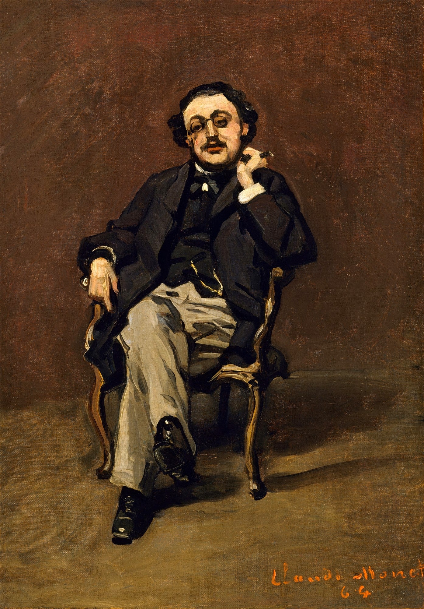 Retrato a óleo de um homem sentado, vestindo terno escuro, calças claras e usando monóculo, com fundo marrom. Atribuído a Claude Monet.
