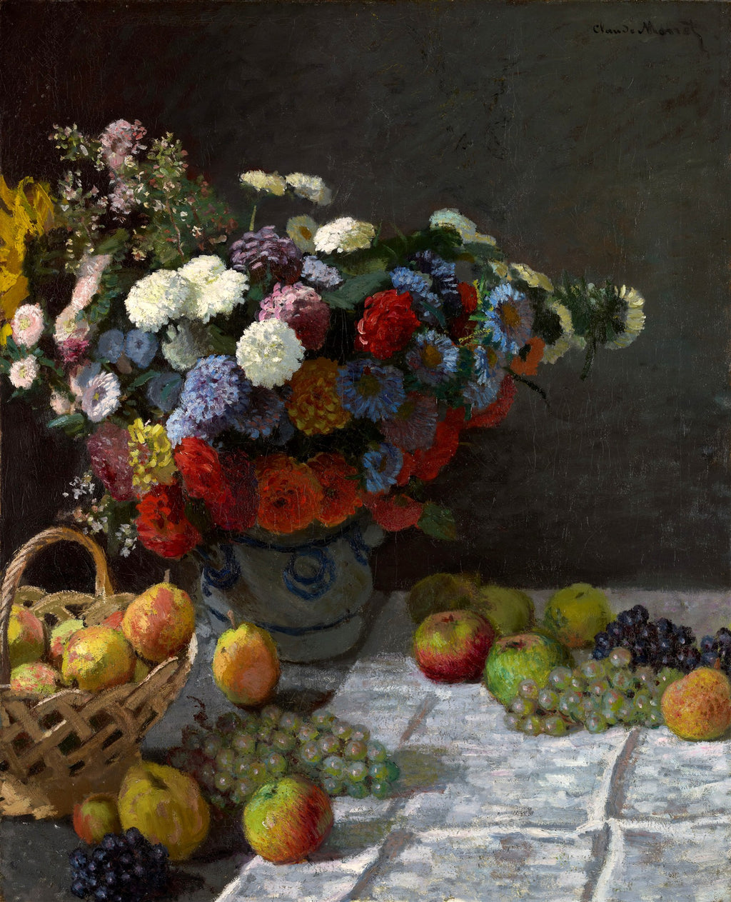 Quadro de Claude Monet, Cesto de Frutas e Flores, exibindo um arranjo floral colorido em um vaso e diversas frutas como maçãs, uvas e peras dispostas sobre uma toalha branca, com fundo escuro. A pintura é uma natureza-morta com estilo impressionista.