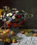 Quadro de Claude Monet, Cesto de Frutas e Flores, exibindo um arranjo floral colorido em um vaso e diversas frutas como maçãs, uvas e peras dispostas sobre uma toalha branca, com fundo escuro. A pintura é uma natureza-morta com estilo impressionista.