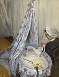 Quadro 'O Berço' de Claude Monet, mostrando uma mulher inclinada sobre um bebê em um berço com dossel florido, em tons suaves e pinceladas visíveis.