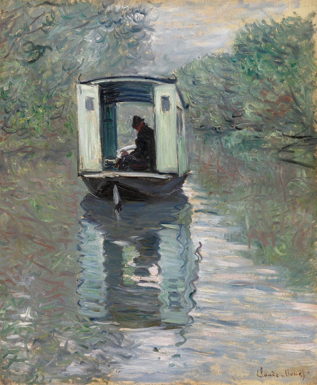 Quadro decorativo mostrando um homem em uma barca-atelier flutuando em um rio, rodeado por vegetação densa, com reflexos da luz na água, em estilo impressionista.