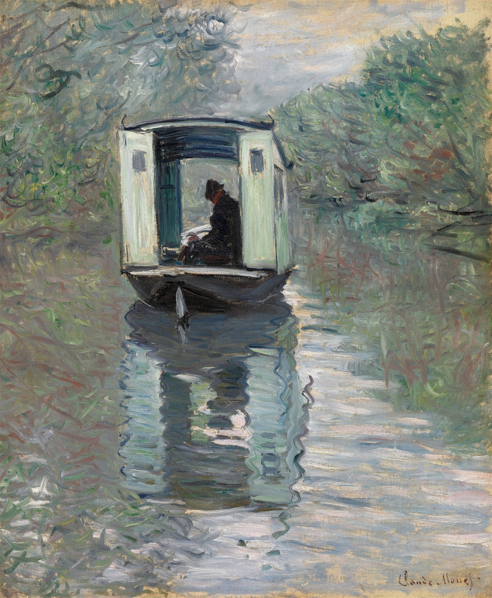 Quadro decorativo mostrando um homem em uma barca-atelier flutuando em um rio, rodeado por vegetação densa, com reflexos da luz na água, em estilo impressionista.