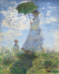 Quadro decorativo com a pintura 'Mulher com Sombrinha' de Claude Monet. Retrata uma mulher de vestido claro e sombrinha verde, acompanhada de uma criança, em um campo gramado sob um céu azul e com nuvens brancas, com pinceladas soltas e vibrantes.