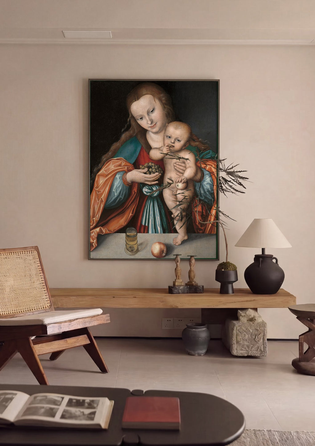 Quadro Decorativo A Virgem e o Menino com um Cacho de Uvas - Cranach em ambiente decorado