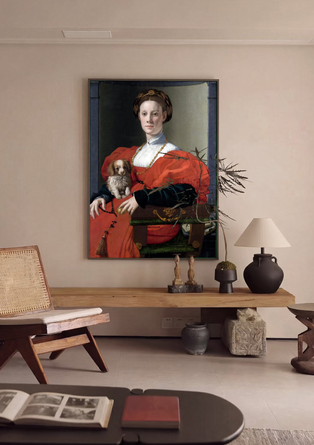 Quadro Decorativo 'Retrato de uma Dama com um Cãozinho' - Bronzino em ambiente decorado