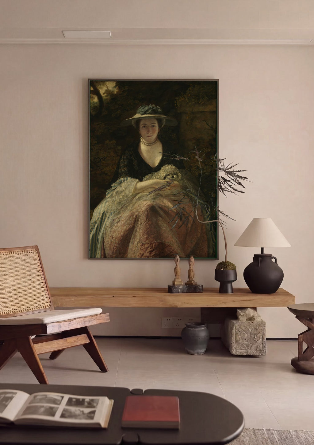 Quadro Decorativo Retrato de Mulher com Cão - Reynolds em ambiente decorado