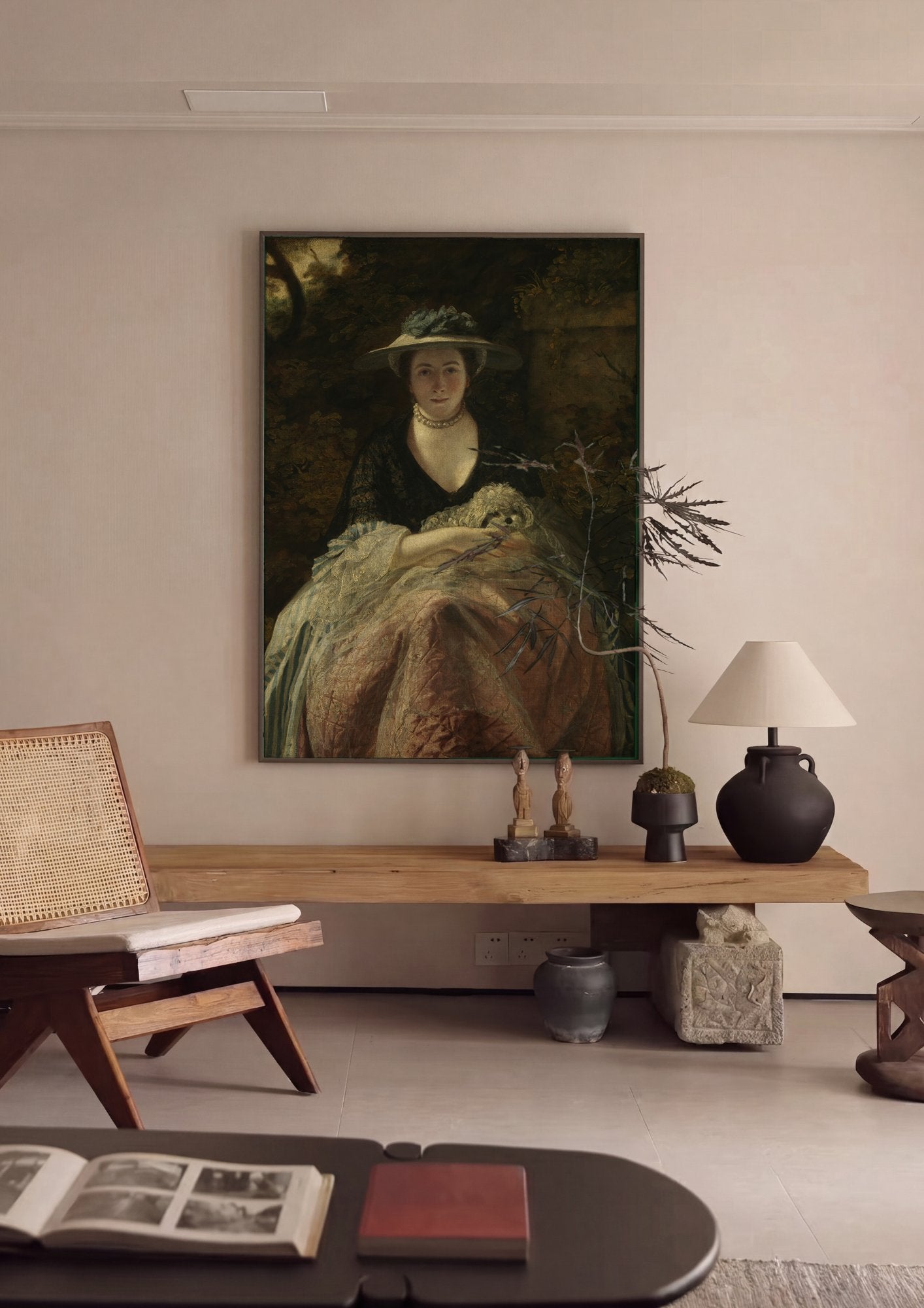 Quadro Decorativo Retrato de Mulher com Cão - Reynolds em ambiente decorado