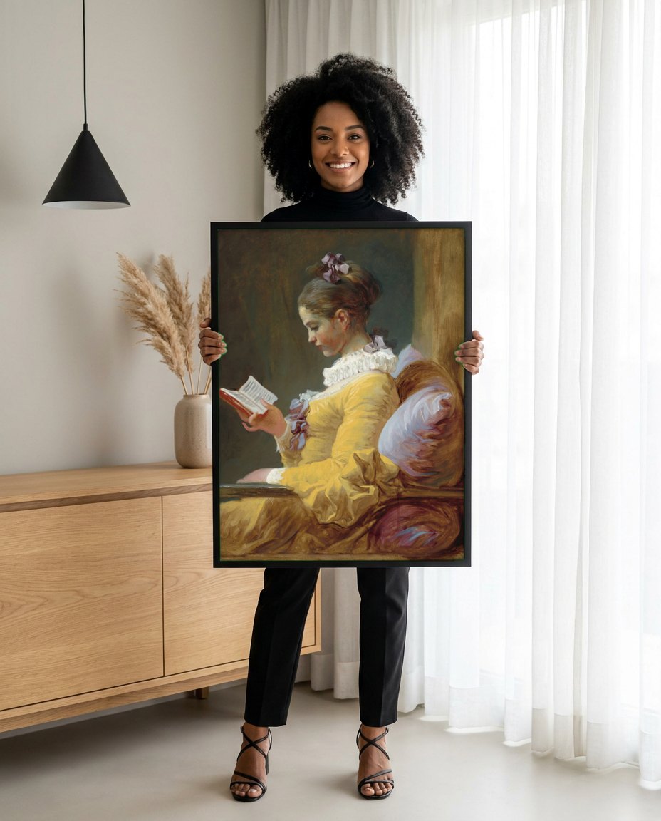 Quadro Decorativo A Leitora - Fragonard | modelo apresentando o quadro emoldurado