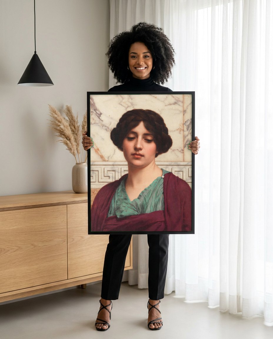 Quadro Decorativo 'A Sacerdotisa' - Godward | modelo apresentando o quadro emoldurado