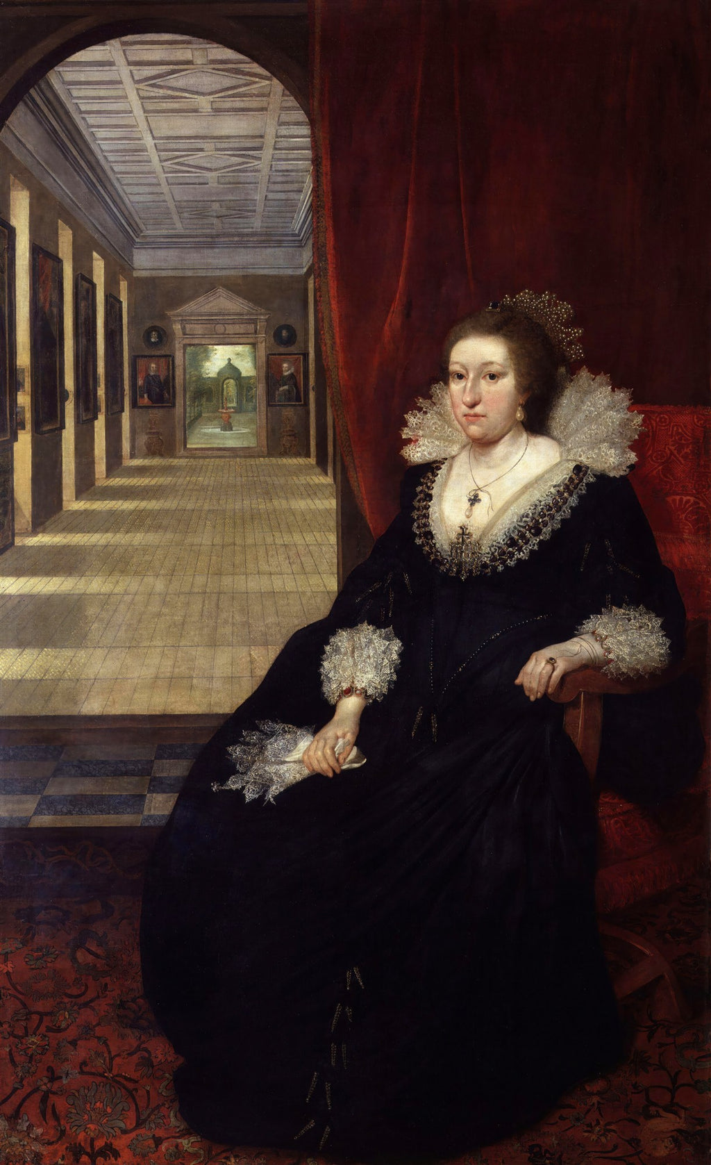 Retrato de uma dama vestida em trajes de época do século XVII, com vestido preto, gola de renda branca e penteado elaborado, sentada em uma cadeira vermelha com um fundo de corredor de galeria e cortina vermelha, atribuído a Daniël Mijtens.