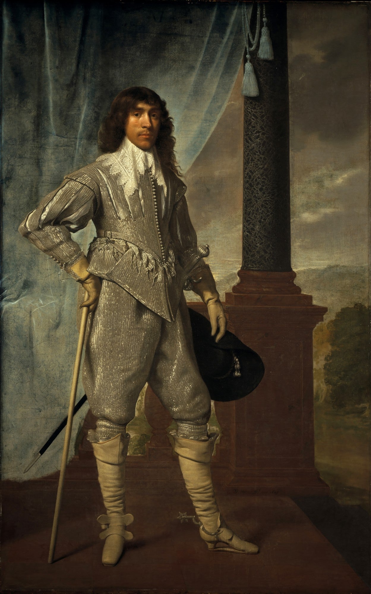 Retrato de um cavalheiro do século XVII por Daniël Mijtens. Ele está em pé, vestindo um traje prateado brilhante, com uma gola de renda branca e longos cabelos castanhos. Segura um chapéu escuro na mão esquerda e uma bengala na direita. Ao fundo, uma coluna e uma cortina azul, com uma paisagem sutil à direita.