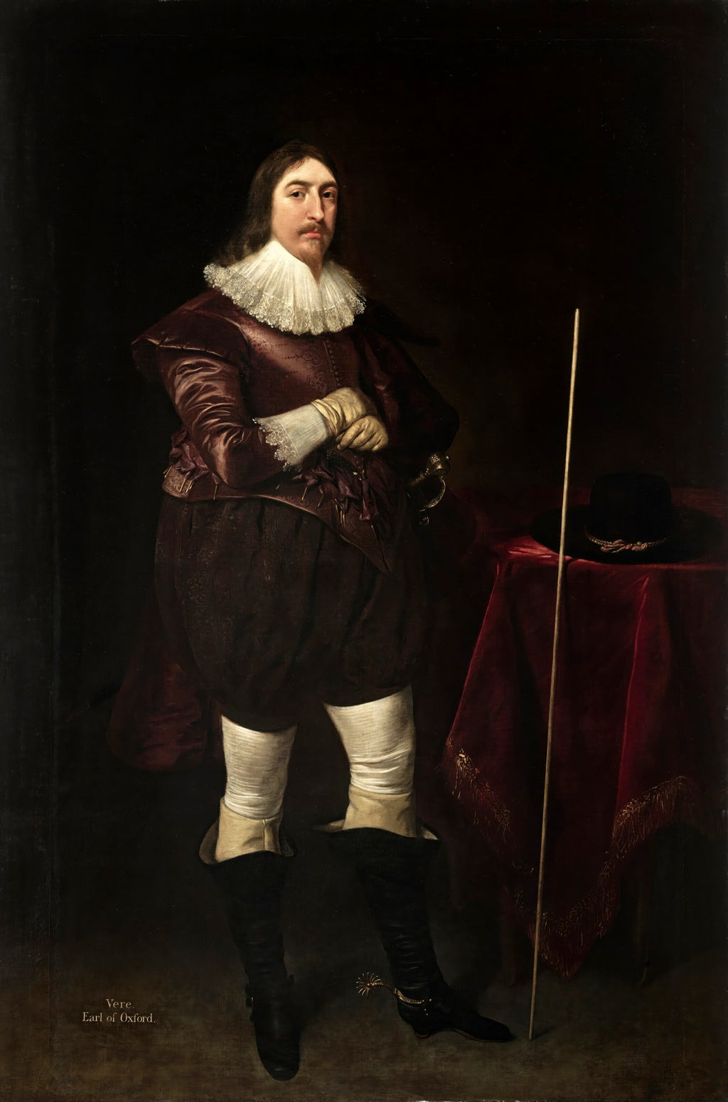 Retrato de corpo inteiro de um cavalheiro do século XVII, atribuído a Daniël Mijtens, com vestes luxuosas em tons de vinho e marrom, colarinho branco plissado, luvas claras e botas escuras, com um chapéu e bengala ao lado sobre uma mesa coberta de veludo vermelho.
