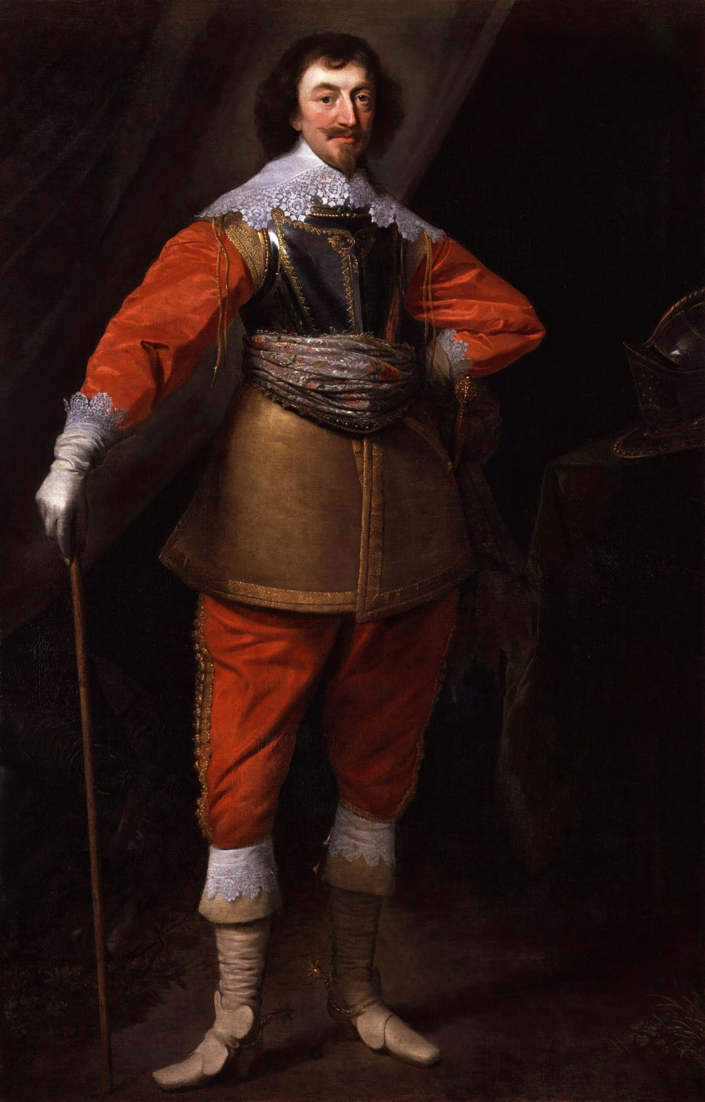 Retrato de um cavalheiro com bigode e cavanhaque, vestindo roupas de época luxuosas em tons de vermelho, dourado e azul escuro, com gola de renda branca, luvas brancas e segurando um cajado. O fundo é escuro e dramático.