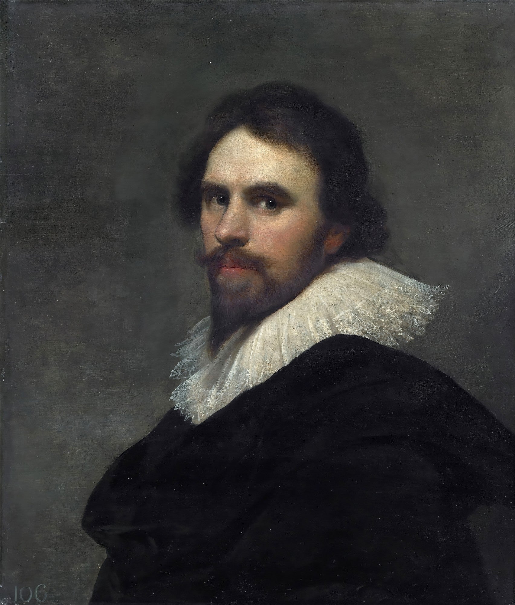 Quadro decorativo de um retrato de cavalheiro do século XVII, atribuído a Daniël Mijtens, com barba e bigode escuros, vestindo um colarinho rendado branco e roupa escura, em um fundo neutro e escuro.