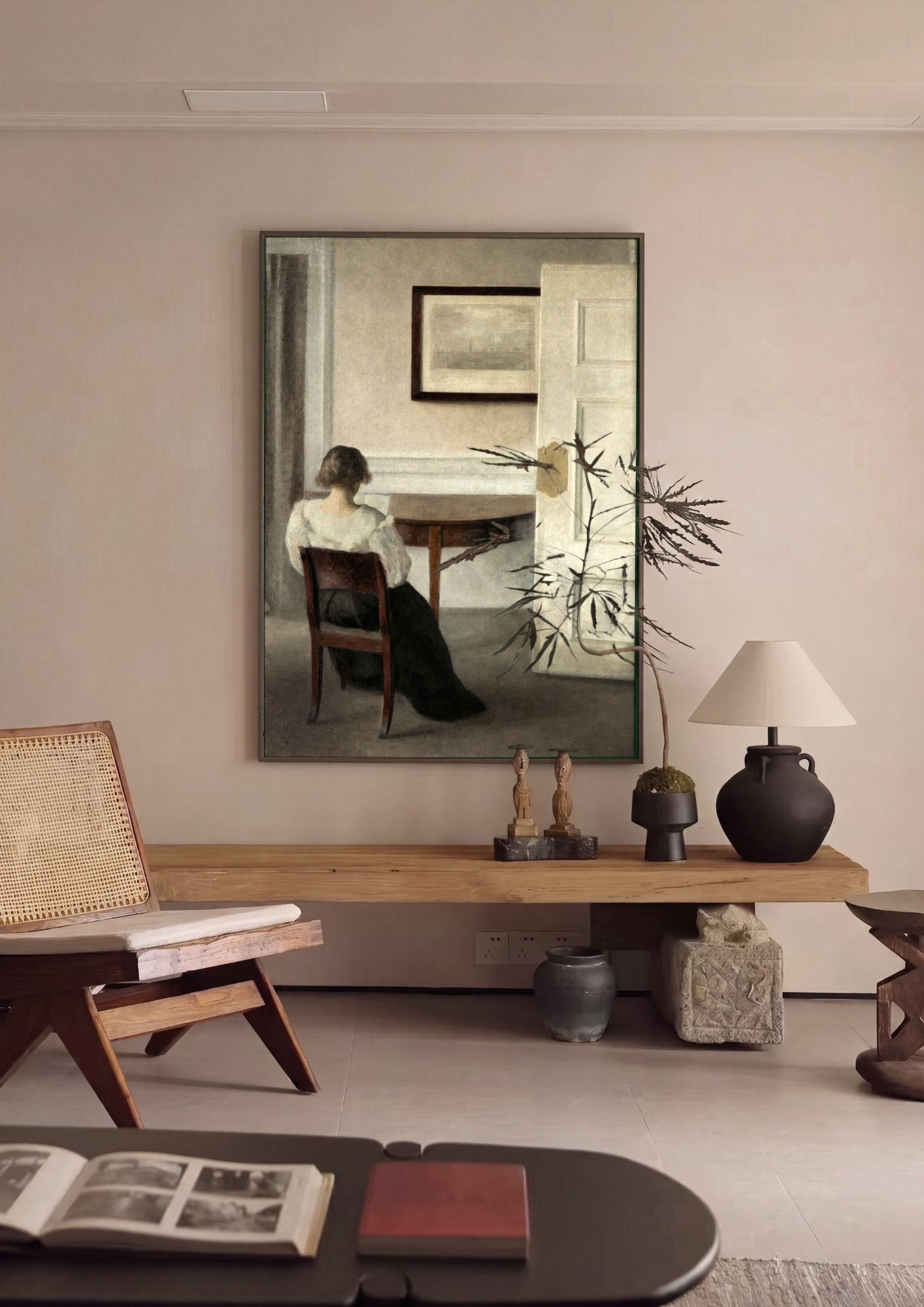 Quadro Decorativo Interior com Mulher de Costas - Vilhelm Hammershøi em ambiente decorado