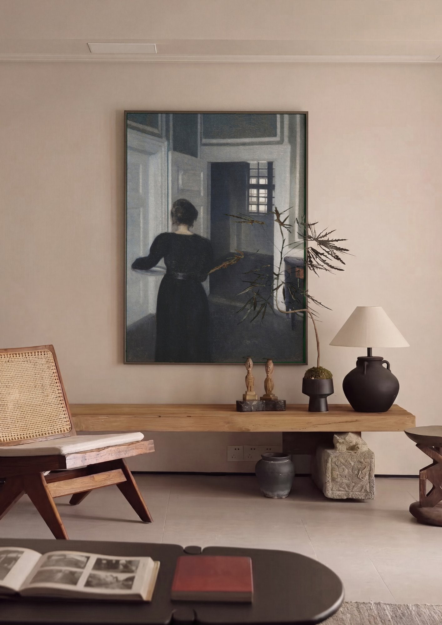 Quadro Decorativo Interior com Mulher de Costas - Vilhelm Hammershøi em ambiente decorado