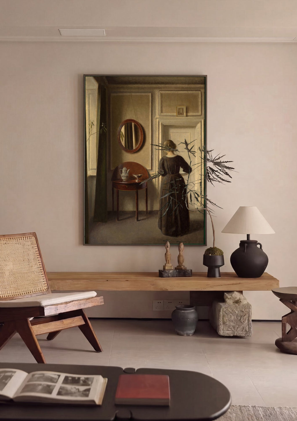 Quadro Decorativo Interior com Mulher de Costas - Hammershøi em ambiente decorado