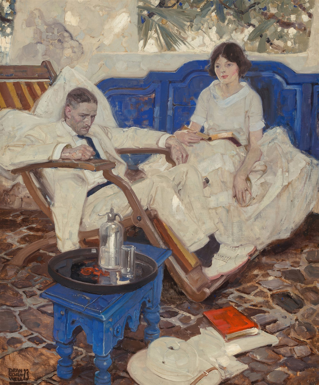 Casal elegante em um ambiente mediterrâneo, com um homem de terno branco sentado em uma cadeira de praia e uma mulher sentada em um sofá azul intenso, ambos em um momento de repouso e leitura. Cores suaves e um toque vibrante de azul contrastam com o piso de pedra. Obra de Dean Cornwell.