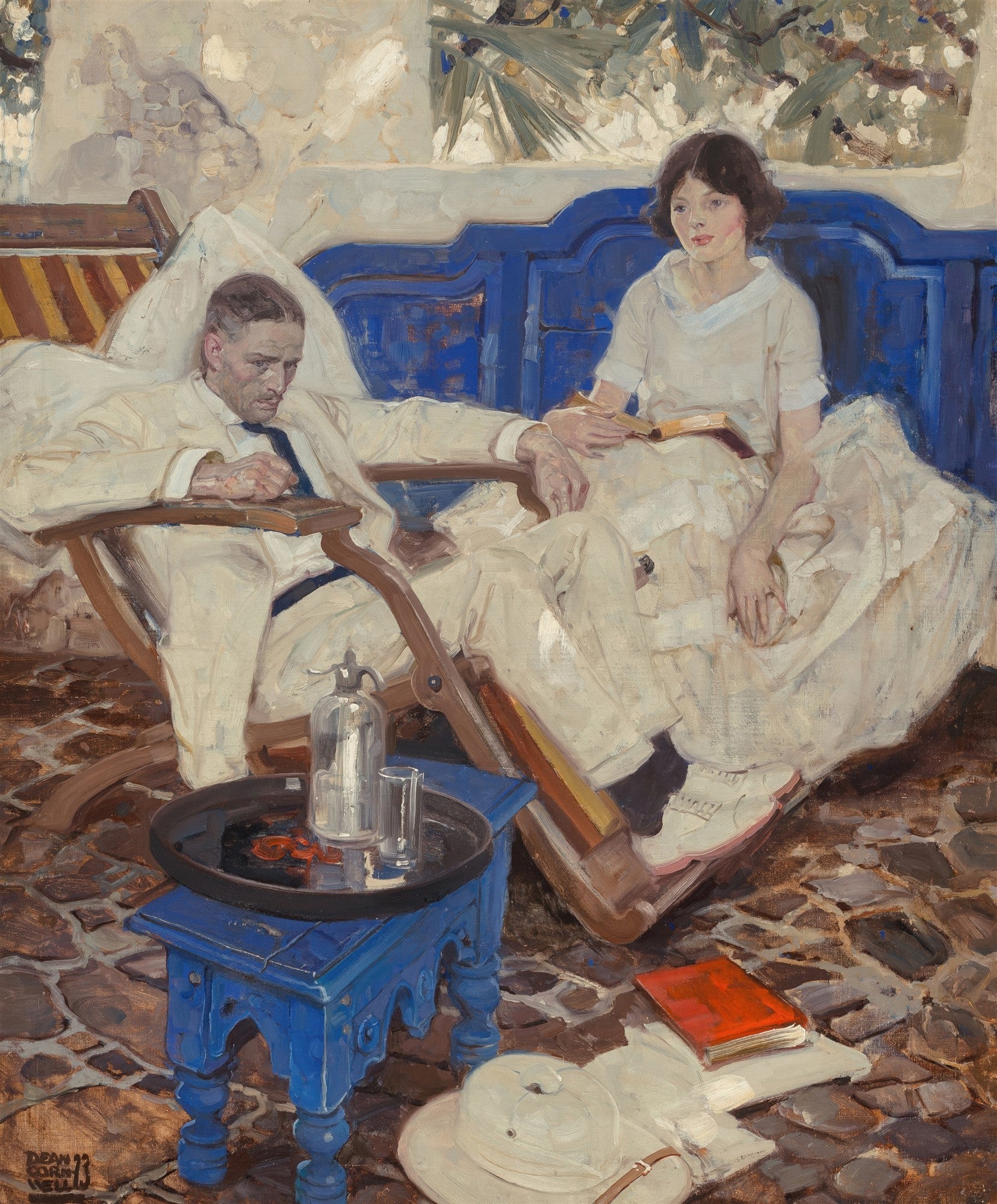 Casal elegante em um ambiente mediterrâneo, com um homem de terno branco sentado em uma cadeira de praia e uma mulher sentada em um sofá azul intenso, ambos em um momento de repouso e leitura. Cores suaves e um toque vibrante de azul contrastam com o piso de pedra. Obra de Dean Cornwell.