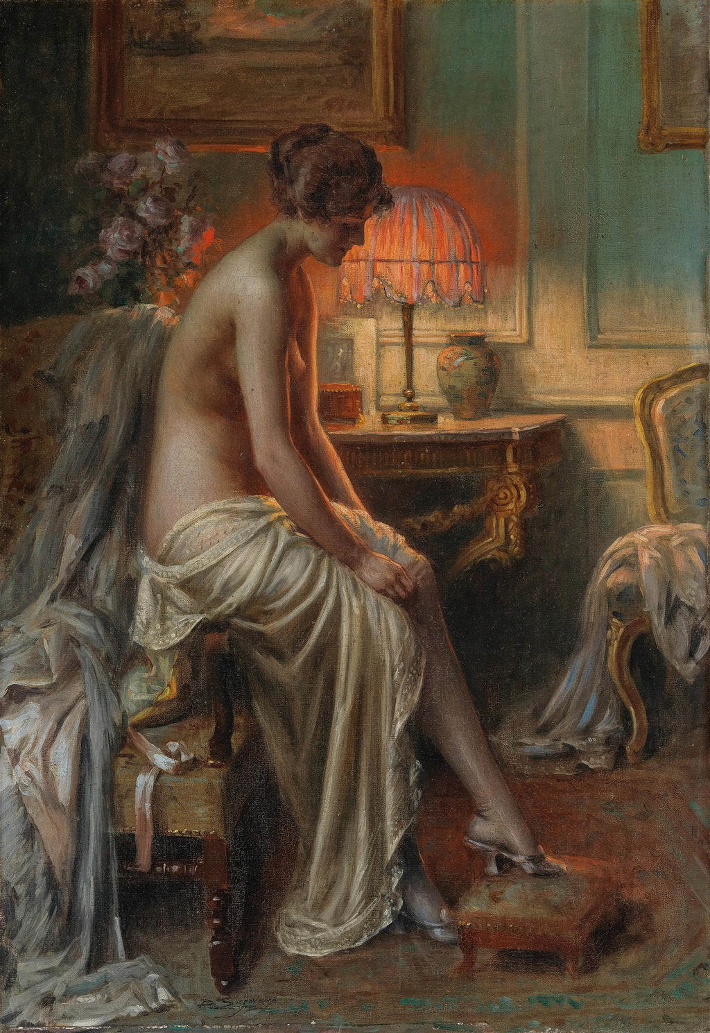 Pintura a óleo de Delphin Enjolras, 'A Mulher no Quarto', retratando uma mulher nua sentada, cobrindo-se com um tecido branco, em um quarto com luz ambiente quente de um abajur
