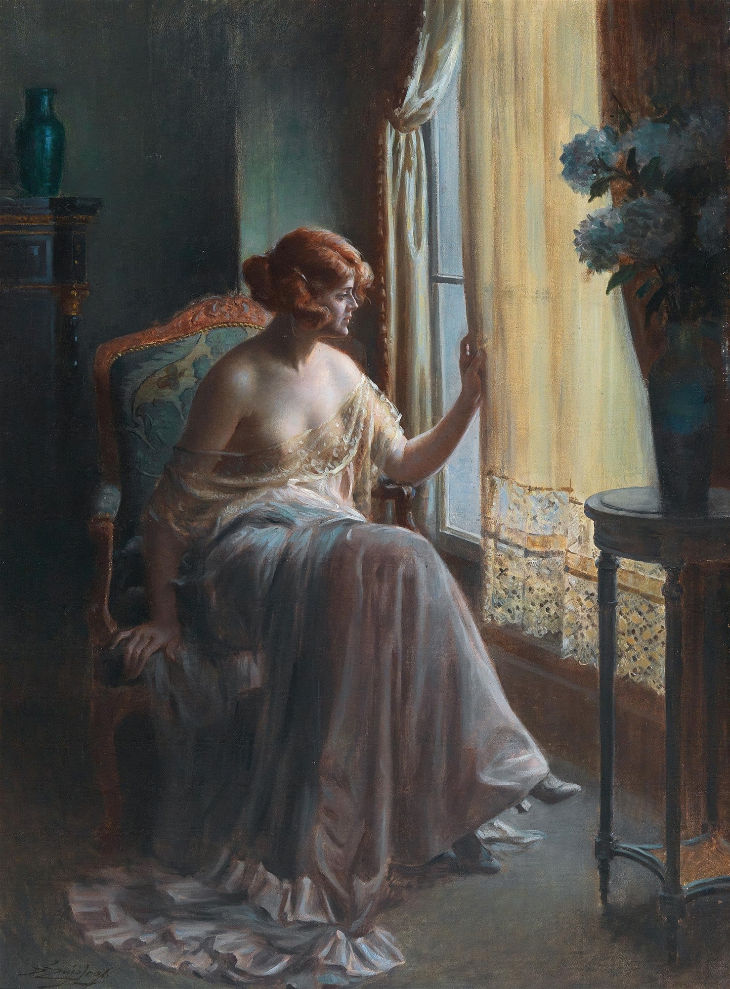Mulher ruiva em vestido de seda pálido sentada em uma cadeira, olhando pela janela com cortinas amareladas, vaso de flores azuis ao lado.