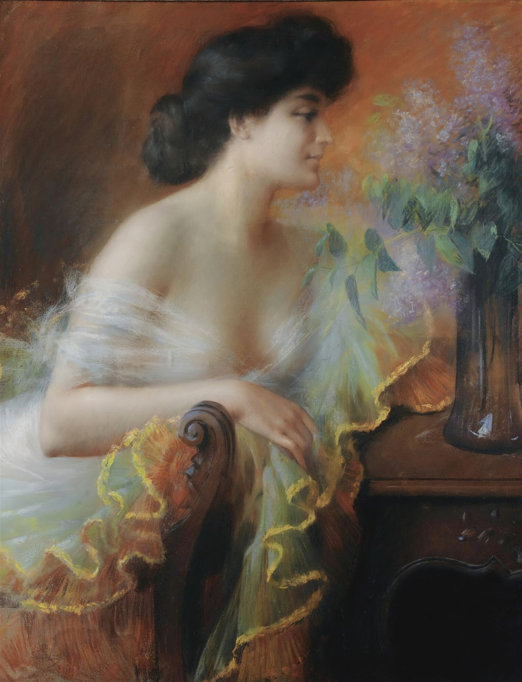 Quadro decorativo mostrando uma mulher de perfil, sentada, com vestido branco esvoaçante e babados coloridos, contemplando um vaso de lilases roxos. A iluminação é suave e o fundo em tons terrosos.