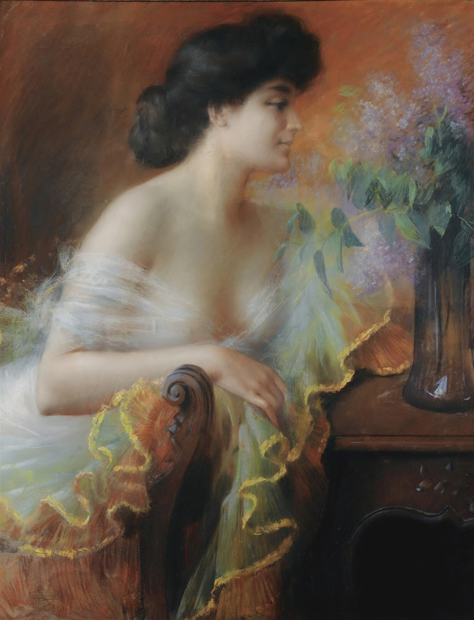 Quadro decorativo mostrando uma mulher de perfil, sentada, com vestido branco esvoaçante e babados coloridos, contemplando um vaso de lilases roxos. A iluminação é suave e o fundo em tons terrosos.