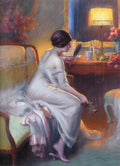 Quadro decorativo mostrando uma mulher sentada em um sofá, de costas para o observador, olhando-se em um espelho de mão diante de uma penteadeira iluminada por um abajur. As cores são quentes, com tons de dourado, rosa e branco.