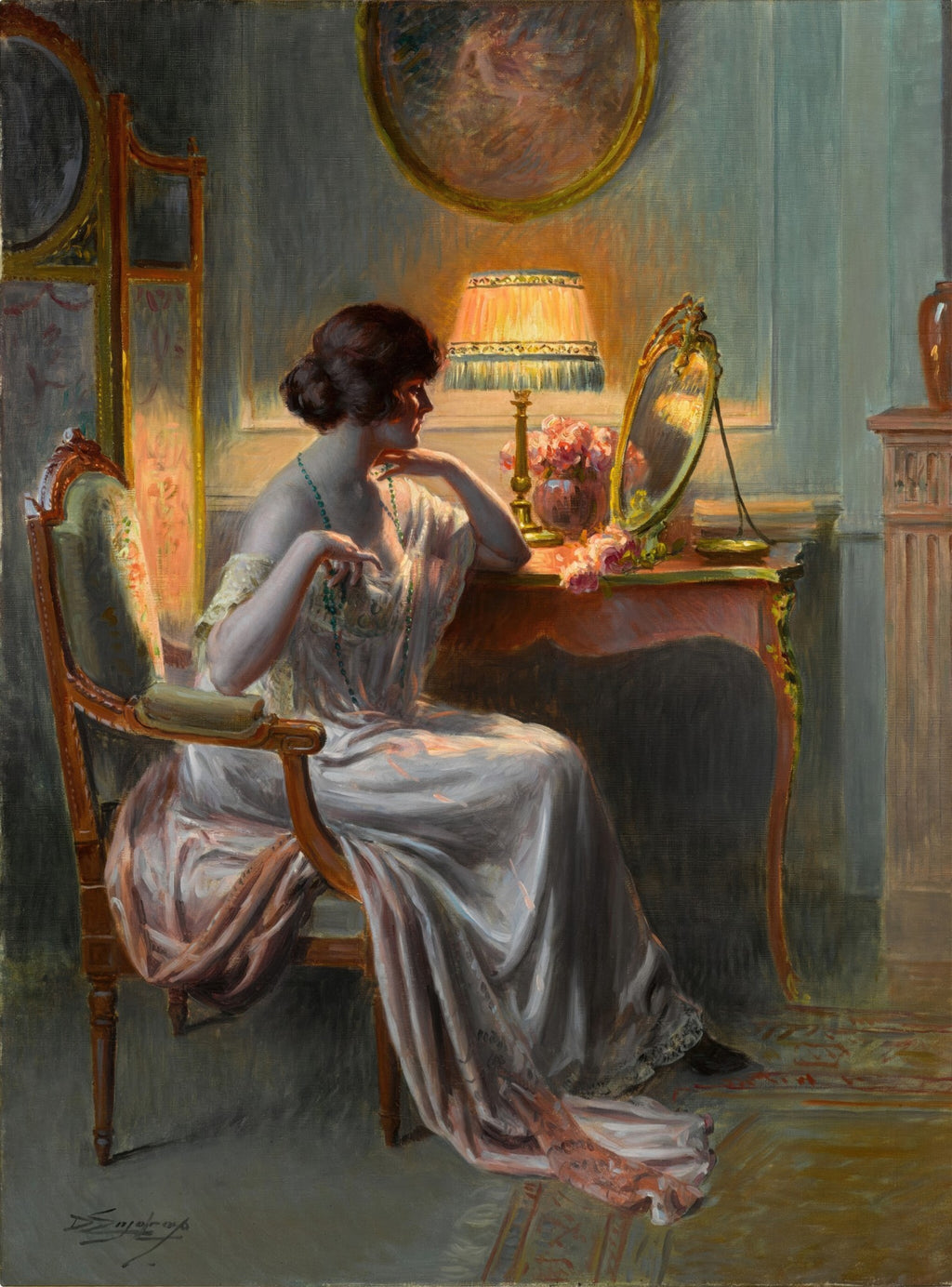 Pintura a óleo de Delphin Enjolras, 'A Dama e o Espelho', retratando uma mulher de vestido branco sentada em frente a uma penteadeira com espelho, iluminada por uma lâmpada de abajur quente, em um interior elegante.