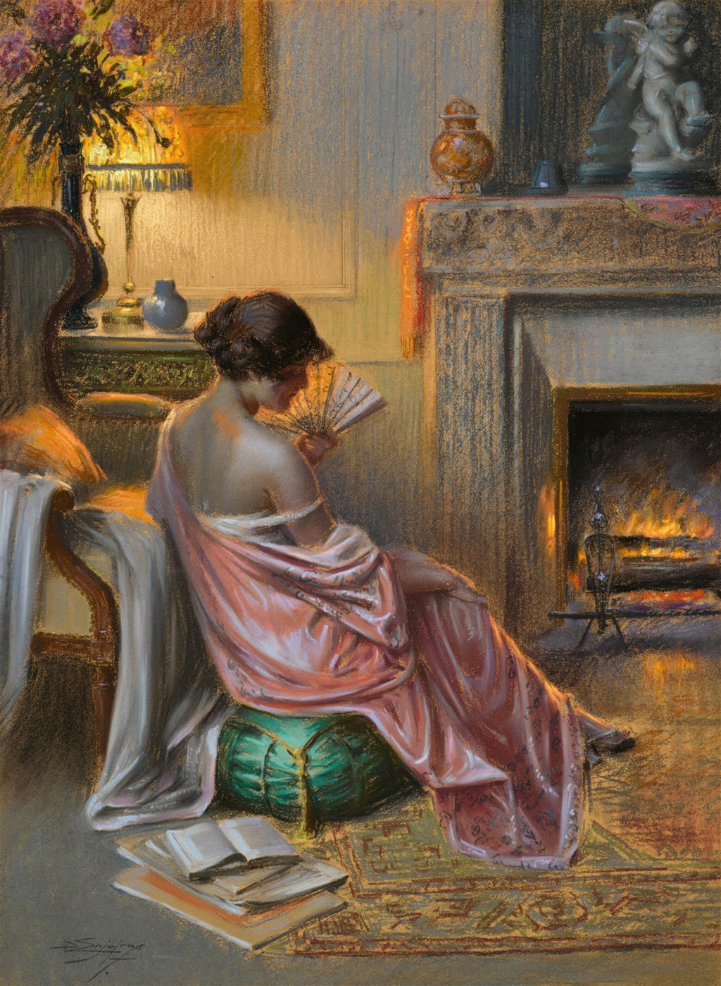 Mulher sentada de costas para o observador, com um leque na mão, em uma sala iluminada por uma lareira acesa e um abajur, com livros no chão. Obra de Delphin Enjolras.