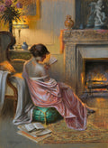 Mulher sentada de costas para o observador, com um leque na mão, em uma sala iluminada por uma lareira acesa e um abajur, com livros no chão. Obra de Delphin Enjolras.