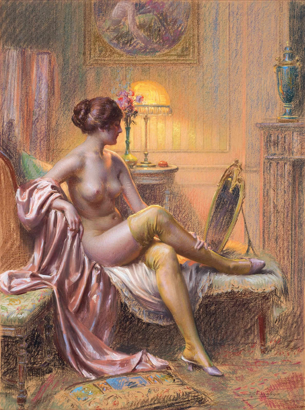 Quadro decorativo "A Mulher e o Espelho" de Delphin Enjolras. Mulher seminua com meia calça amarela sentada em sofá, olhando-se em espelho em ambiente com luz quente e detalhes clássicos.