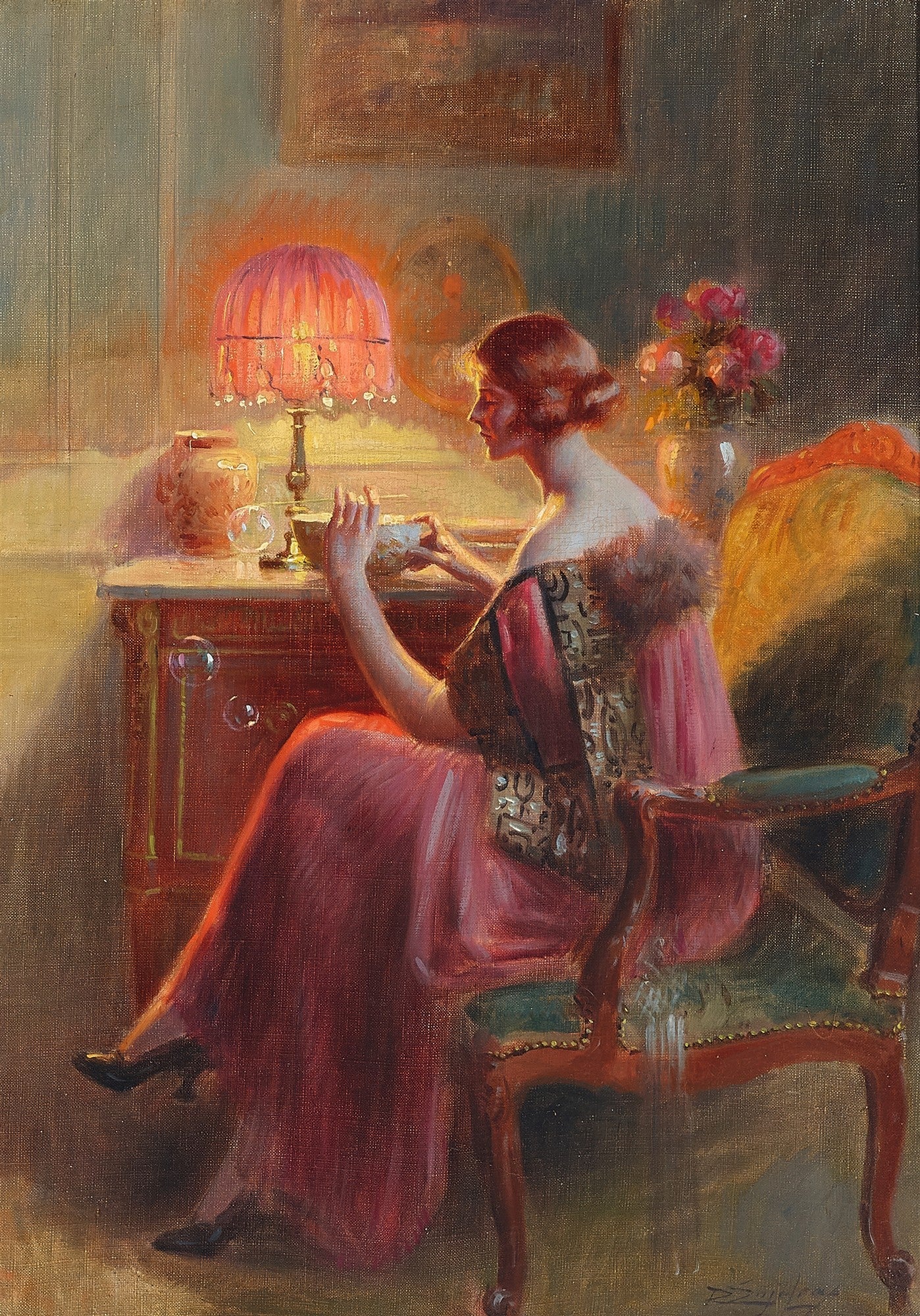 Uma mulher de vestido rosa sentada à mesa sob a luz de uma lâmpada com cúpula rosa, em um interior aconchegante. Detalhe de bolhas de sabão subindo no ar.