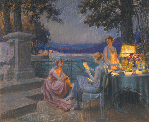 Quadro decorativo 'Soirée au bord du lac' de Delphin Enjolras, representando três mulheres em um terraço à beira de um lago ao anoitecer, com iluminação de abajur e luzes distantes da cidade.