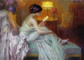 Mulher elegantemente vestida de branco sentada em um sofá lendo uma carta sob a luz quente de um abajur, em uma cena íntima e aconchegante. Pintura de Delphin Enjolras.