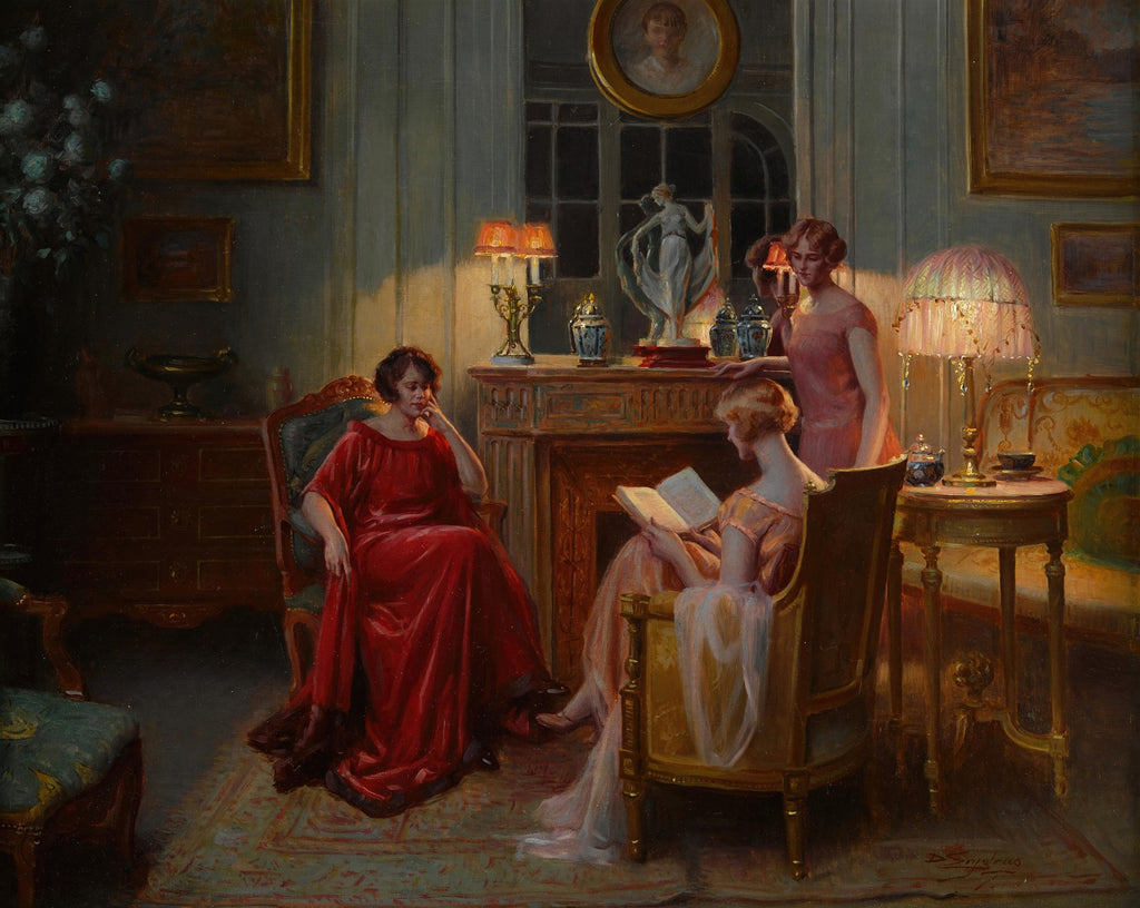 Pintura a óleo de Delphin Enjolras, 'A Leitura e a Conversa', retratando três mulheres em um ambiente ricamente decorado à luz de abajures. Uma mulher de vestido vermelho sentada, outra lendo um livro e uma terceira em pé, observando. Cores quentes e atmosfera íntima.
