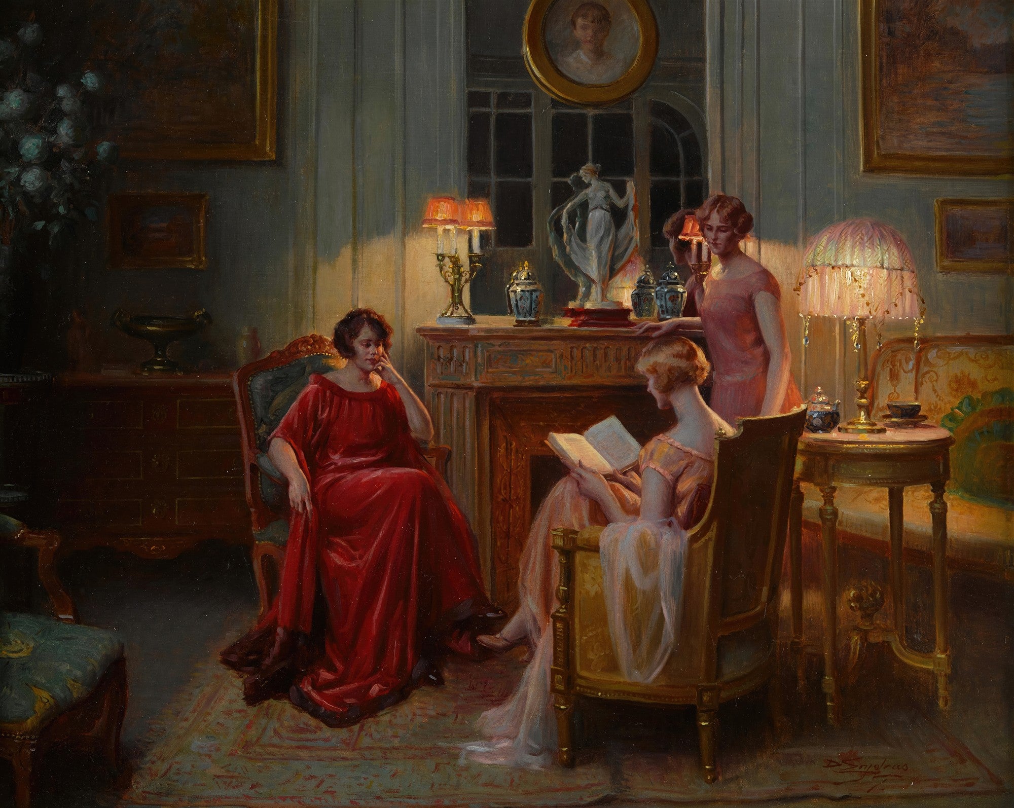 Pintura a óleo de Delphin Enjolras, 'A Leitura e a Conversa', retratando três mulheres em um ambiente ricamente decorado à luz de abajures. Uma mulher de vestido vermelho sentada, outra lendo um livro e uma terceira em pé, observando. Cores quentes e atmosfera íntima.